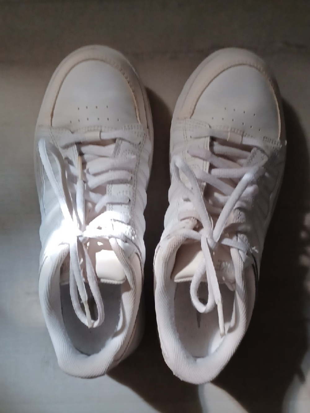 White Nike Sneakers – Clean & Comfortable